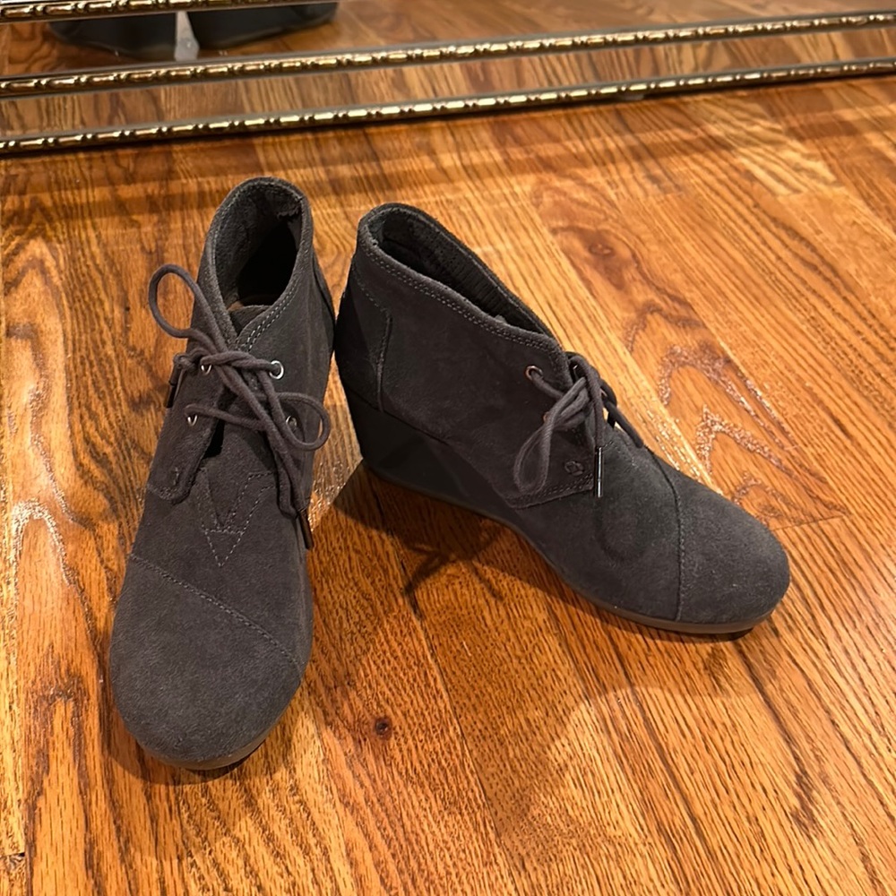 Tom’s wedge bootie size 6 grey suede
